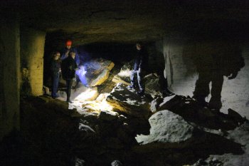 Журналисты побывали в катакомбах в лагере партизан Дроздова (фото)
