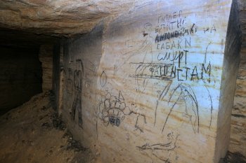 Журналисты побывали в катакомбах в лагере партизан Дроздова (фото)
