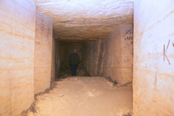 Журналисты побывали в катакомбах в лагере партизан Дроздова (фото)