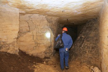 Журналисты побывали в катакомбах в лагере партизан Дроздова (фото)