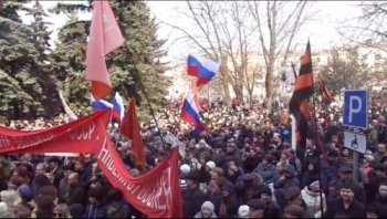 В Мариуполе несколько сотен пророссийских активистов захватили прокуратуру