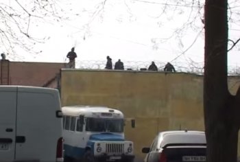 В Белгороде-Днестровском вооруженные люди в масках захватили предприятие (видео)