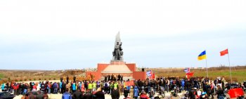 В честь освобождения Одессы состоялся автопробег военной техники и высадка деревьев