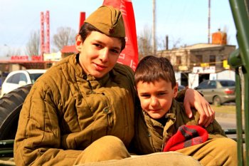 В честь освобождения Одессы состоялся автопробег военной техники и высадка деревьев