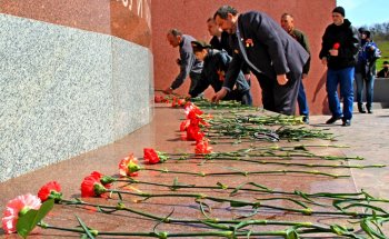 В честь освобождения Одессы состоялся автопробег военной техники и высадка деревьев