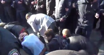 В Донецке и Луганске народ захватил органы власти (видео)