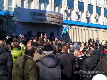 Жители Луганска захватили управление СБУ
