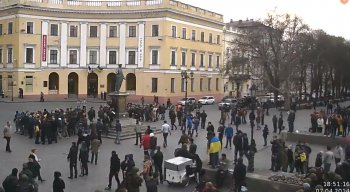 У Дюка собрались вооруженные люди в масках