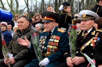 В преддверии 70-летия освобождения Одессы лучшие школьники заступили на Почетную Вахту на Посту №1
