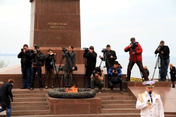 В преддверии 70-летия освобождения Одессы лучшие школьники заступили на Почетную Вахту на Посту №1