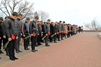 В преддверии 70-летия освобождения Одессы лучшие школьники заступили на Почетную Вахту на Посту №1