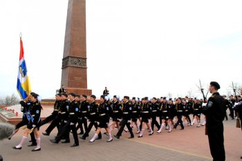 В преддверии 70-летия освобождения Одессы лучшие школьники заступили на Почетную Вахту на Посту №1