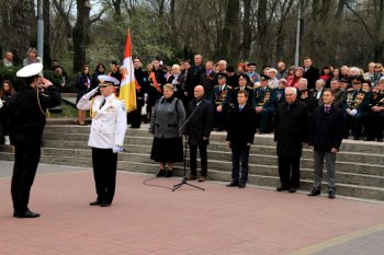 В преддверии 70-летия освобождения Одессы лучшие школьники заступили на Почетную Вахту на Посту №1