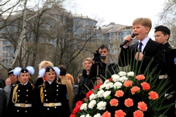 В преддверии 70-летия освобождения Одессы лучшие школьники заступили на Почетную Вахту на Посту №1