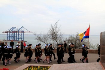 В преддверии 70-летия освобождения Одессы лучшие школьники заступили на Почетную Вахту на Посту №1