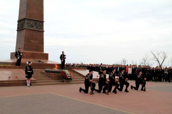 В преддверии 70-летия освобождения Одессы лучшие школьники заступили на Почетную Вахту на Посту №1