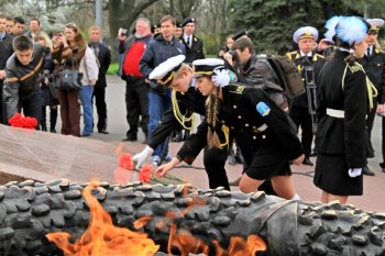 В преддверии 70-летия освобождения Одессы лучшие школьники заступили на Почетную Вахту на Посту №1