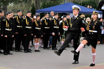 В преддверии 70-летия освобождения Одессы лучшие школьники заступили на Почетную Вахту на Посту №1