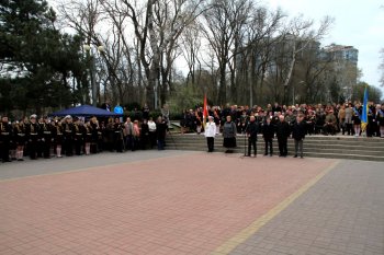 В преддверии 70-летия освобождения Одессы лучшие школьники заступили на Почетную Вахту на Посту №1