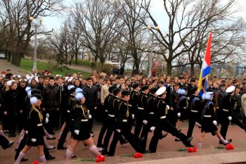 В преддверии 70-летия освобождения Одессы лучшие школьники заступили на Почетную Вахту на Посту №1