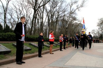 В преддверии 70-летия освобождения Одессы лучшие школьники заступили на Почетную Вахту на Посту №1