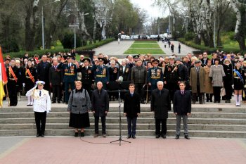 В преддверии 70-летия освобождения Одессы лучшие школьники заступили на Почетную Вахту на Посту №1