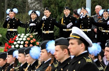 В преддверии 70-летия освобождения Одессы лучшие школьники заступили на Почетную Вахту на Посту №1