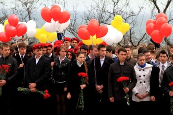 В преддверии 70-летия освобождения Одессы лучшие школьники заступили на Почетную Вахту на Посту №1