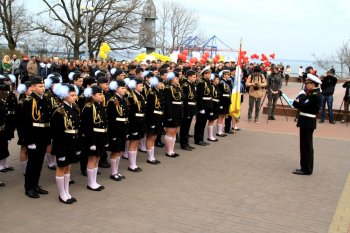 В преддверии 70-летия освобождения Одессы лучшие школьники заступили на Почетную Вахту на Посту №1
