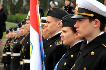 В преддверии 70-летия освобождения Одессы лучшие школьники заступили на Почетную Вахту на Посту №1