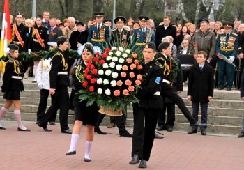 В преддверии 70-летия освобождения Одессы лучшие школьники заступили на Почетную Вахту на Посту №1
