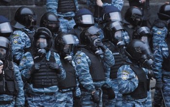 База «Беркута» в Харькове заблокирована людьми а масках