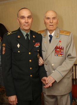 Олег Брындак вручил  Герою Советского Союза Григорию Жученко памятный знак «70 лет освобождения Одессы от фашистских захватчиков»