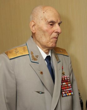 Олег Брындак вручил  Герою Советского Союза Григорию Жученко памятный знак «70 лет освобождения Одессы от фашистских захватчиков»