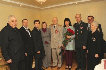 Олег Брындак вручил  Герою Советского Союза Григорию Жученко памятный знак «70 лет освобождения Одессы от фашистских захватчиков»