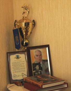 Олег Брындак вручил  Герою Советского Союза Григорию Жученко памятный знак «70 лет освобождения Одессы от фашистских захватчиков»