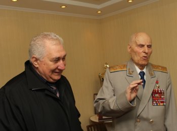 Олег Брындак вручил  Герою Советского Союза Григорию Жученко памятный знак «70 лет освобождения Одессы от фашистских захватчиков»