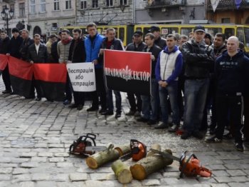 «Правый сектор» пришел во Львовский горсовет с бензопилами