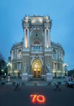 Театры Одессы зажгли свечи в форме числа 70