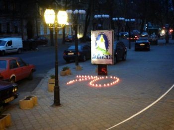Театры Одессы зажгли свечи в форме числа 70