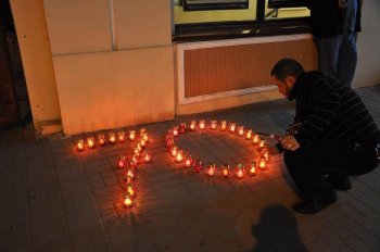 Театры Одессы зажгли свечи в форме числа 70