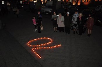 Театры Одессы зажгли свечи в форме числа 70