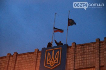 В Артемовске над горсоветом митингующие подняли флаг Донецкой народной республики