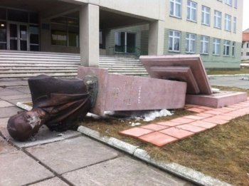 На Львовщине разрушен памятник Бандере