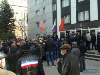 Протестующие, занявшие харьковский горсовет, укрепляют оборону и готовят внеочередное заседание народных депутатов
