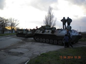 Под Мариуполем жители блокируют колонну бронетехники 
