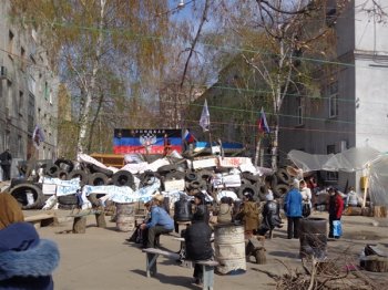 Славянск сегодня: На земле баррикады и бронетехника, а в небе кружит истребитель (фото, видео)