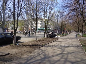 Славянск сегодня: На земле баррикады и бронетехника, а в небе кружит истребитель (фото, видео)