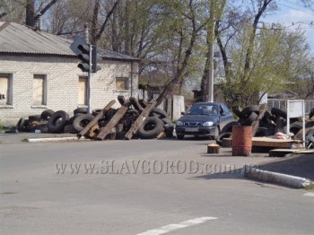 Славянск сегодня: На земле баррикады и бронетехника, а в небе кружит истребитель (фото, видео)