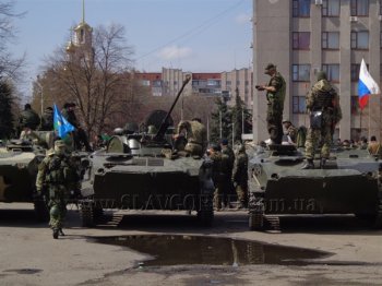 Славянск сегодня: На земле баррикады и бронетехника, а в небе кружит истребитель (фото, видео)